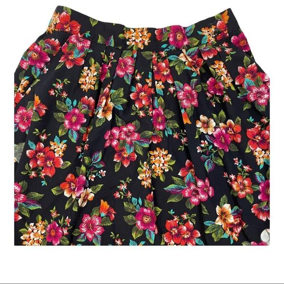 Vintage dark floral high rise pleated front Bermuda shorts - Picture 5 of 9